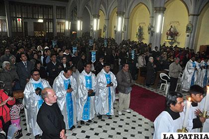 Sacerdotes y pueblo católico estuvieron presentes en la celebración de Corpus Christi