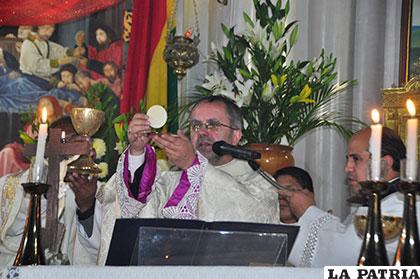 Monseñor Cristóbal Bialasik presentando el Cuerpo de Cristo