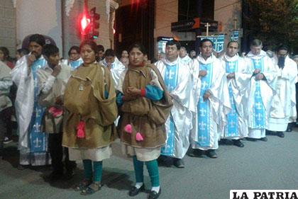 Comunarios de Chipaya fueron parte de la procesión y de la eucaristía