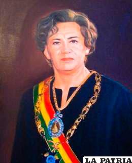 <b>LIDIA GUEILER TEJADA:</b> Nació en Cochabamba el 28 de agosto de 1921, se destacó por haber sido la primera mujer presidenta de la República de Bolivia (1979-1980), fue elegida por el Congreso Nacional, fue la única mujer en el país y segunda en América, (la primera fue la argentina María Estela Martínez de Perón en 1974), hasta la fecha que alcanzó este cargo.
En noviembre de 1979 ocupó la Presidencia en reemplazo del militar Alberto Natusch Busch, pero ocho meses después, otro militar, Luis García Meza, dio un nuevo golpe y la envió al exilio.
Durante su gobierno le tocó enfrentar una situación económica bastante seria, pues se devaluó la moneda, los carburantes subieron de precio, entre otros ajustes que surgieron como en transporte y alimento básico.
Fue una gran defensora de su género, luchó por la igualdad, fue una mujer bastante fuerte, pues desde pequeña su madre, Raquel Tejada, le inculcó que no debe llorar, pues decía que el llanto en Bolivia es una especie de deporte nacional que habría que empezar a eliminar.
Tuvo una hija, Teresa, la cual fue su fuente de inspiración para salir adelante.
Falleció a los 89 años, tras una prolongada enfermedad, el 9 de mayo de 2011 en La Paz.