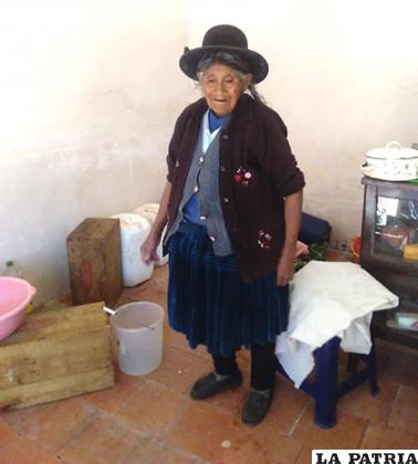 Doña Aleja se prepara para elaborar sus deliciosos buñuelos