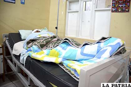 La víctima postrada en una de las camas del hospital