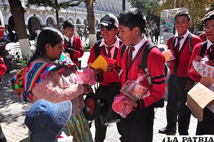 Estudiantes del Saracho entregaron regalos a las madres orureñas