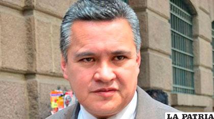 El abogado Eduardo León continuará retenido en celdas judiciales /wp.com