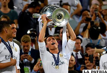 Cristiano Ronaldo con el trofeo de campeón /as.com