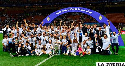 El festejo de la plantilla del Real Madrid en el centro del terreno de juego /as.com