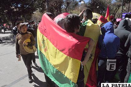 Durante la protesta de estudiantes de la Universidad Siglo XX de Llallagua la Bandera Nacional también fue 