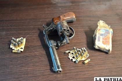 El revolver calibre 22 y 23 proyectiles fueron decomisados a dos personas