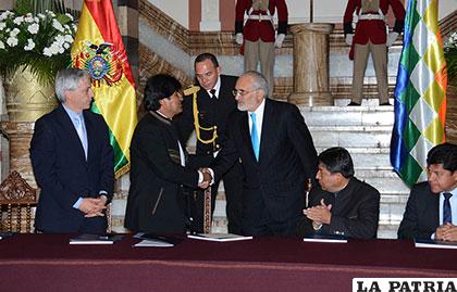 Evo Morales y Carlos Mesa intercambiaron 