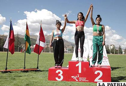 Esmeralda Hurtado Lero en el podio con la medalla de plata