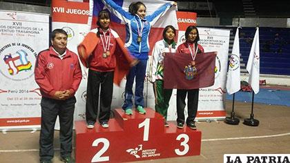 Las vencedoras en el taekwondo, Leydi Huayta con la medalla de bronce, en este deporte se acostumbra a otorgar dos medallas al tercer lugar