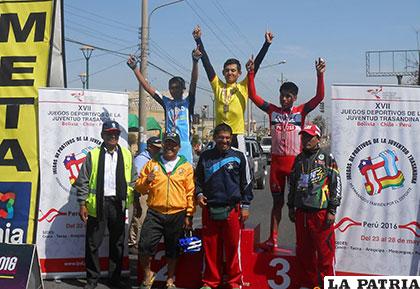 El ciclista Ramos en el podio con la medalla de plata