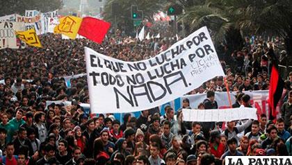 Estudiantes chilenos anticipan férrea lucha contra reforma educacional impulsada por el gobierno de Michelle Bachelet /telesurtv.net