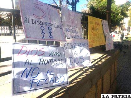 Pancartas pegadas en la glorieta de la plaza 10 de Febrero