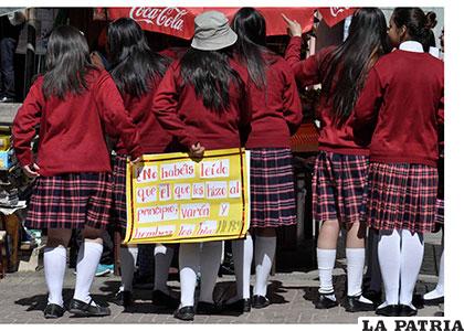 Estudiantes de colegios evangélicos en manifestación en la plaza 10 de Febrero