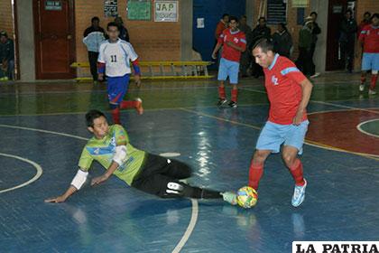Alonzo, de Zelada, con el balón ante la salida del guardameta Rocha