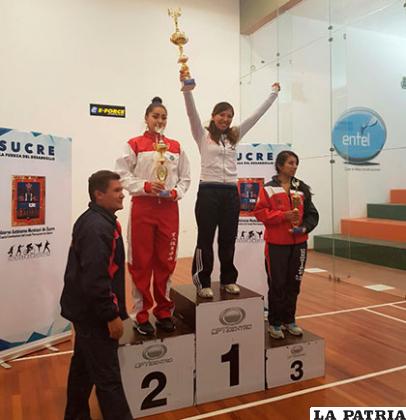 Solange Fernández con el trofeo de campeona