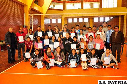 Los participantes en el curso de levantadores que finalizó en la cancha Auxiliar