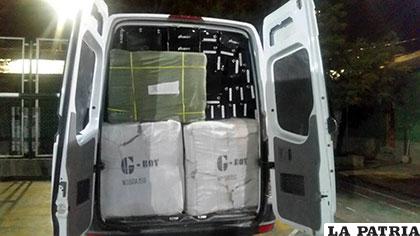 La mercadería de contrabando en el interior de un motorizado del Estado