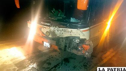 El frente del bus resultó dañado