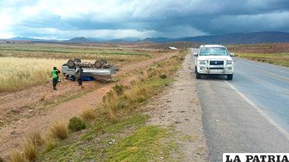 La camioneta quedó a un lado de la vía, carretera hacia Cochabamba