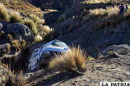 La tarea fue dificil para recuperar el motorizado del barranco