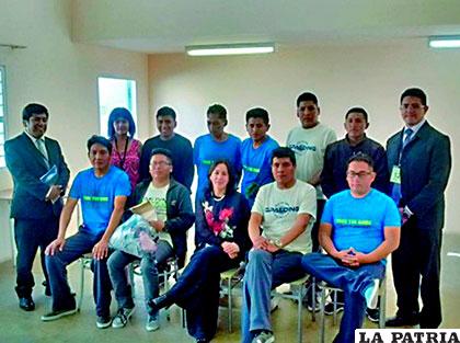 Los bolivianos detenidos en Chile junto a sus familiares /correodelsur.com