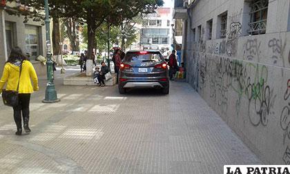 El vehículo circulando por el pasaje Guachalla ante la sorpresa de los transeúntes /Willy Cabezas