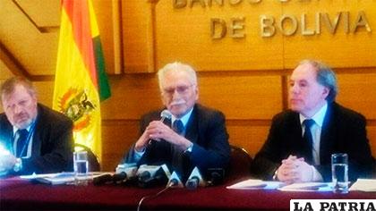 Presidente del BCB (centro) explica sobre bonos salvadoreños /ERBOL