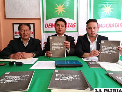 Demócratas de Oruro muestran la propuesta para reformar la justicia boliviana