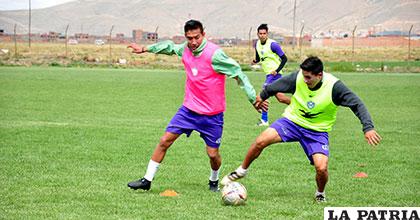 Juárez con el balón ante la marca de Yecerotte, ocurrió ayer en el entrenamiento