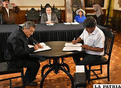 Los gobernadores de Oruro y Cochabamba, Víctor Hugo Vásquez e Iván Canelas firman convenio de límites /GAD-ORU