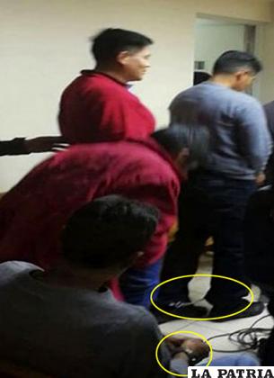 Fotografía que circula en las redes sociales, muestra a bolivianos con  los pies encadenados y enmanillados /erbol.com.bo
