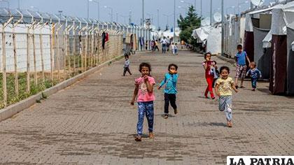 Niños de refugiados sirios juegan en Turquía