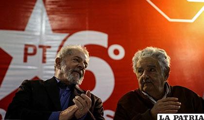 Los ex presidentes Luiz Inácio Lula da Silva (Izq.), de Brasil, y José Mujica (Der.), de Uruguay