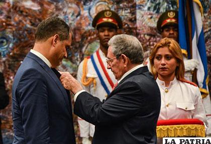 Raúl Castro condecoró al presidente ecuatoriano Rafael Correa con la Orden José Martí