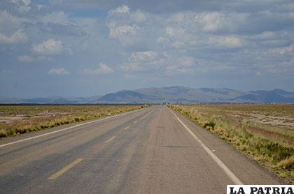 Carretera Oruro - La Joya, donde también circulan los camiones de contrabando