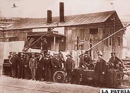 Trabajadores de maestranza, daban mantenimiento a la maquinaria que usaban en la mina /GIORGETTA.CH