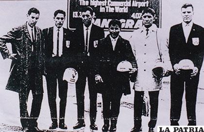 René Rocha (Tercero de la derecha) en el aeropuerto internacional de El Alto, junto a la delegación boliviana de motociclistas que participaron en la competencia en Lima Perú