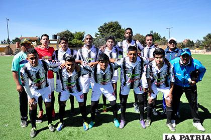 El plantel de Oruro Royal que participa en el certamen de la Primera 