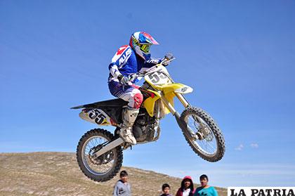 El piloto Gerald Vargas en plena competencia