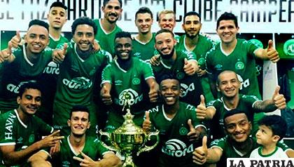 Festejo de los jugadores del Chapecoense por el título Catarinense /mundodeportivo.com