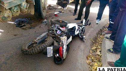 La moto en la que iban las dos personas que sufrieron el accidente