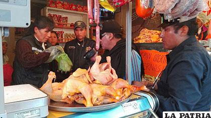 Las denuncias de venta de pollo en mal estado habrían sido recurrentes en las recientes semanas