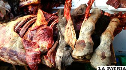 Restos de carne que se faeneaba en el matadero de El Alto /Edwin Apaza