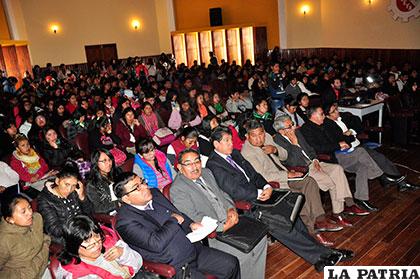 Varios asistentes a la exposición del viceministro Jhonny Morales