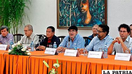 Primer encuentro público entre las direcciones de las FARC y el ELN