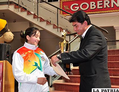 Natalia Montoya recibió el reconocimiento de Waldo Quinteros