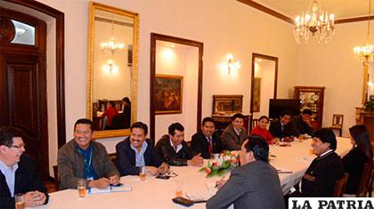 Dirigentes de los trabajadores de la prensa junto al Presidente Morales /ABI