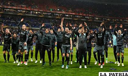 Los jugadores del Ajax festejan, jugará una final después de 21 años